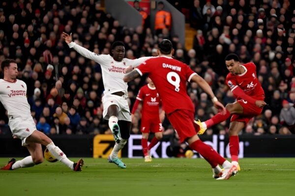 MU and Liverpool split points dramatically in the 212th English derby 3