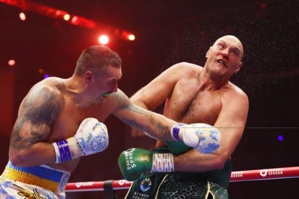 Oleksandr Usyk won convincingly against Tyson Fury, becoming the absolute champion 3